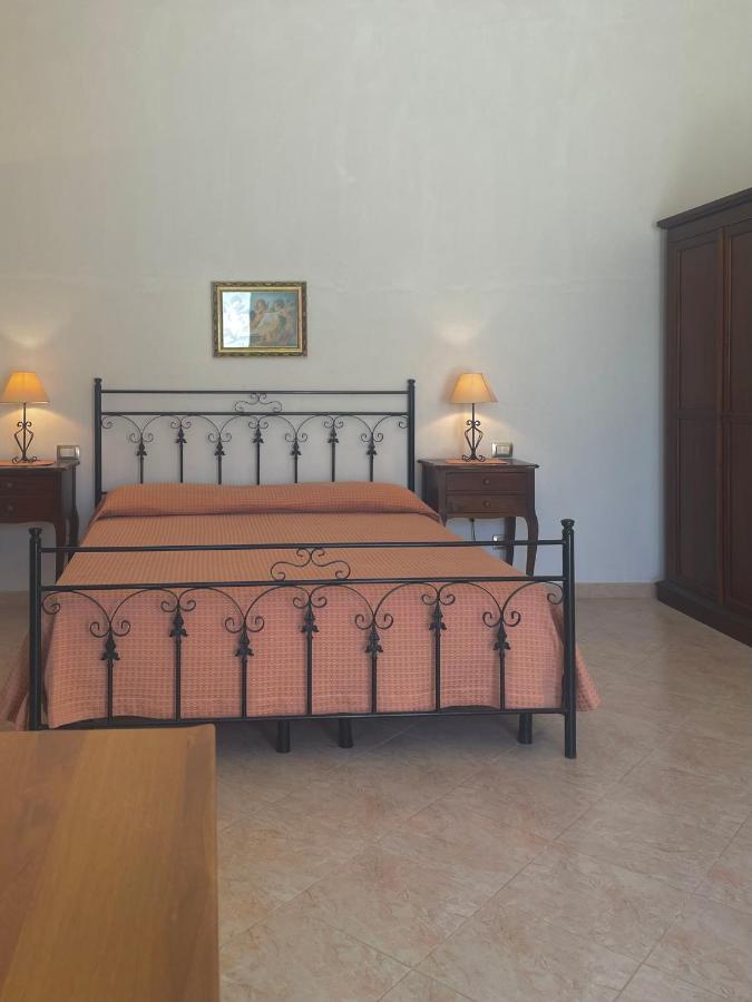 La Rondine Bed And Breakfast Uggiano La Chiesa Luaran gambar