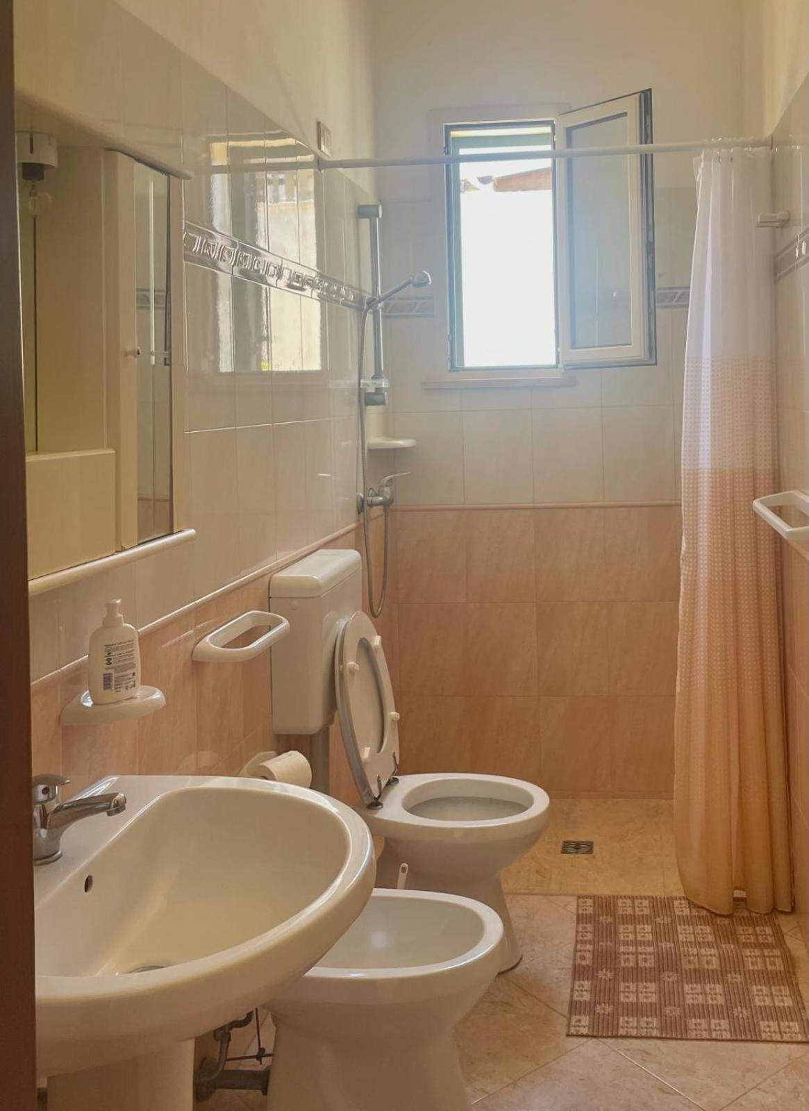 La Rondine Bed And Breakfast Uggiano La Chiesa Luaran gambar
